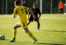 Perché i calciatori si mettono il nastro alle caviglie? caviglia nastro