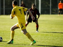 Perché i calciatori si mettono il nastro alle caviglie? caviglia nastro