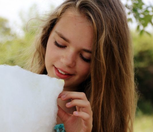 Bambina con zucchero filato